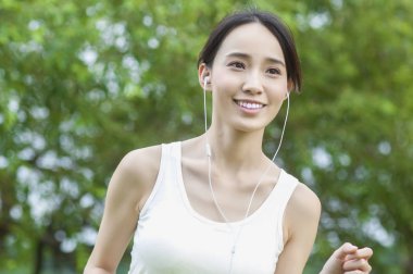 Güzel genç asyalı kadın parkta egzersiz yapıyor