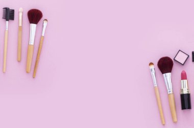 Arka planda kozmetik ve aksesuar seti