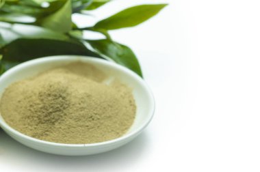 Beyaz arkaplanda yeşil çay yaprakları 