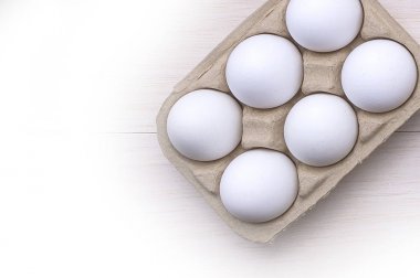  arka planda çiğ tavuk yumurtası, yakın