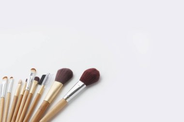 Arka plan üzerinde izole edilmiş çeşitli makyaj fırçaları 