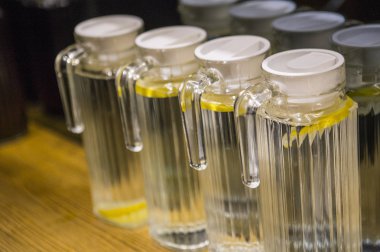 Limonatalı kavanozları yakın plan çek. 