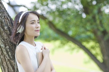  yaz parkında kulaklık genç asyalı kadın 