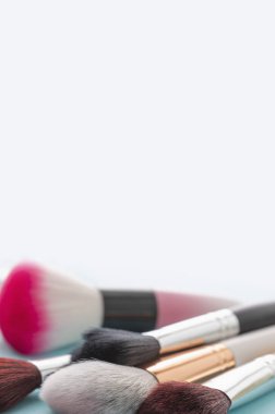 Arka plan üzerinde izole edilmiş çeşitli makyaj fırçaları 