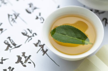 Çin çay seremonisi, beyaz arka plan ve Çin kaligrafisi.