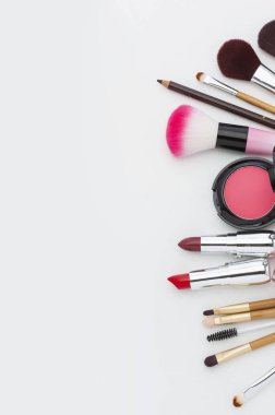 Arka planda kozmetik ve aksesuar seti