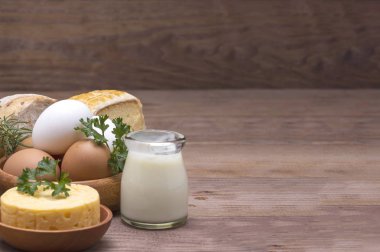  arka planda çiğ tavuk yumurtası, yakın