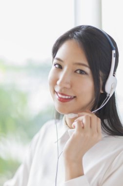 Ofiste Asyalı iş kadını Çağrı merkezi operatörü