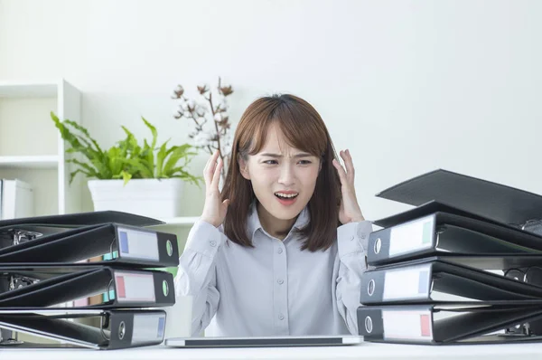 アジアのビジネスウーマンは仕事にストレスを感じる — ストック写真