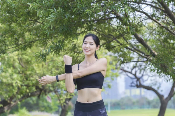 Hermosa Joven Asiática Haciendo Deporte Parque — Foto de Stock