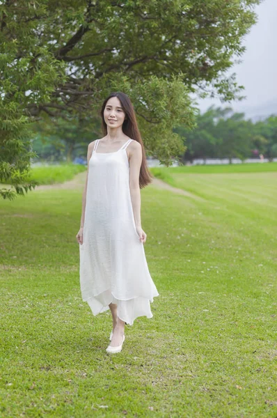 美丽的亚洲女人在夏天公园 — 图库照片