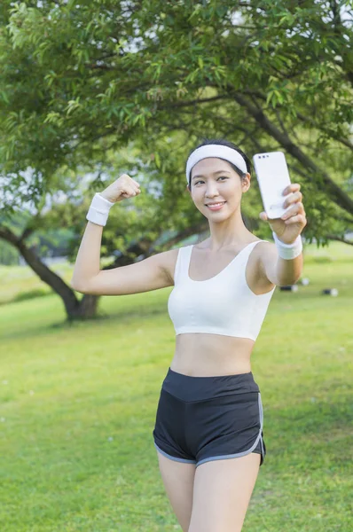 Vacker Ung Asiatisk Kvinna Gör Selfie Parken — Stockfoto