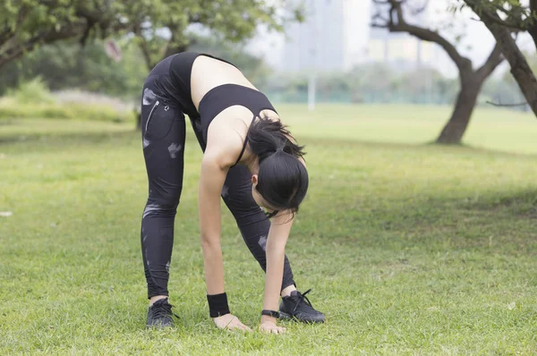 Belle Jeune Femme Asiatique Faisant Sport Dans Parc — Photo