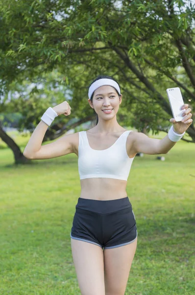 Vacker Ung Asiatisk Kvinna Gör Selfie Parken — Stockfoto
