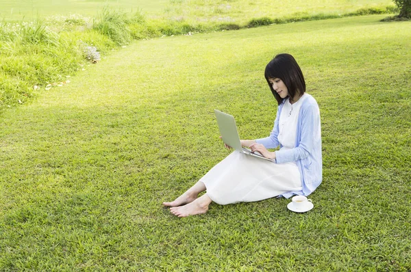 Jeune Femme Asiatique Robe Avec Ordinateur Portable Dans Parc Été — Photo