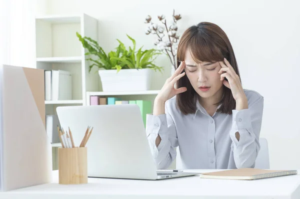 Asyalı iş kadını işten stres hissediyorum. 