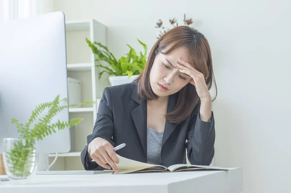 Asiática Mulher Negócios Sentir Estresse Trabalho — Fotografia de Stock