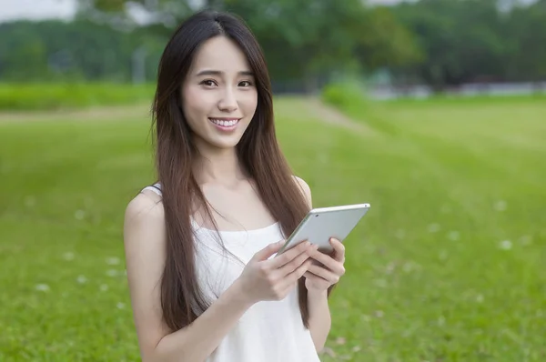 Mulher Asiática Bonita Com Tablet Parque Verão — Fotografia de Stock