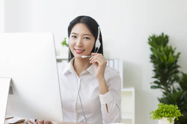 Asiática Mulher Negócios Call Center Operador Escritório — Fotografia de Stock