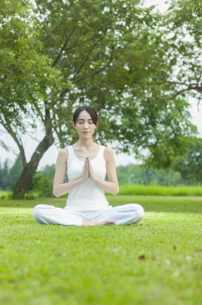 Красива Молода Азіатка Робить Медитацію Парку — стокове фото