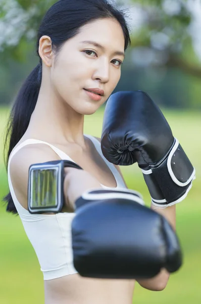 Όμορφη Νεαρή Ασιατική Γυναίκα Πυγμαχία Στο Πάρκο — Φωτογραφία Αρχείου