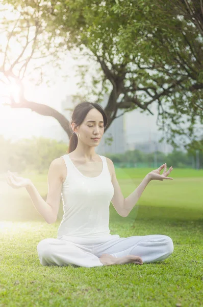 Belle Jeune Femme Asiatique Faisant Méditation Dans Parc — Photo