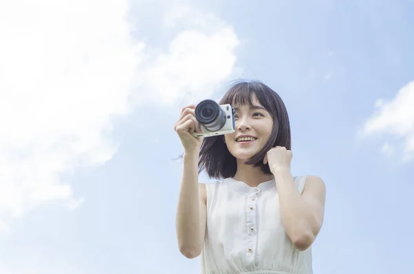 夏の公園でカメラ付きのドレスを着た若いアジアの女性 — ストック写真