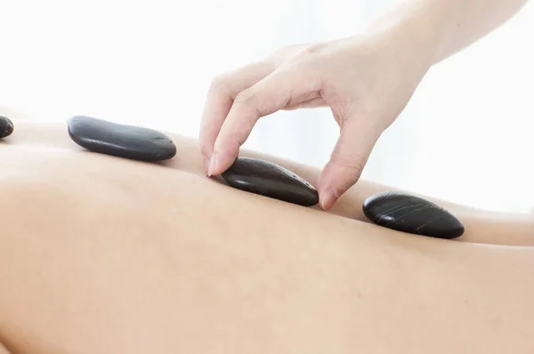 Vrouw Het Krijgen Van Een Massage Met Hete Stenen — Stockfoto