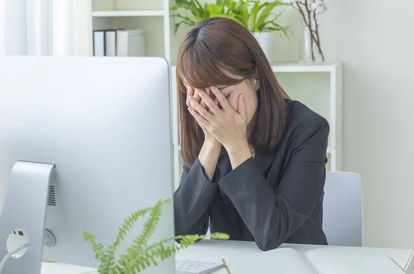 Asiática Mulher Negócios Sentir Estresse Trabalho — Fotografia de Stock