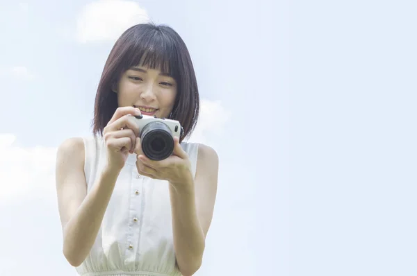 Ung Asiatisk Kvinna Klänning Med Kamera Sommarpark — Stockfoto