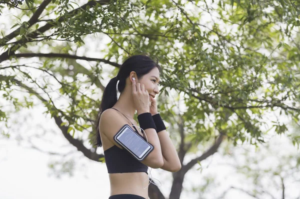 Piękna Młoda Azjatycka Kobieta Uprawia Sport Słuchawkach Parku — Zdjęcie stockowe