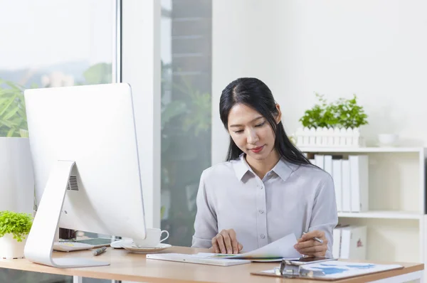 Asiatique Entreprise Femme Travail Dans Bureau — Photo