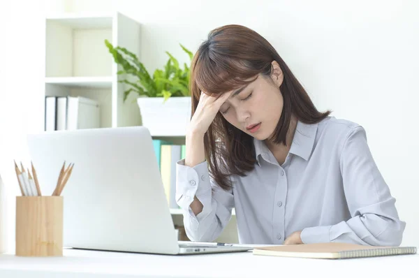 Asiática Mulher Negócios Sentir Estresse Trabalho — Fotografia de Stock