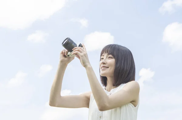 Ung Asiatisk Kvinna Klänning Med Kamera Sommarpark — Stockfoto
