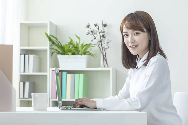 Asiatique Entreprise Femme Travail Dans Bureau — Photo