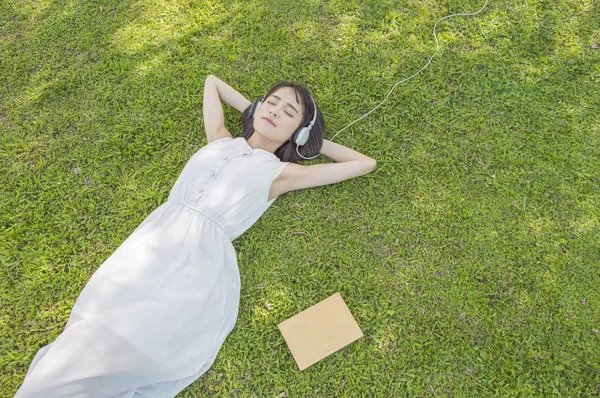 Jovem Mulher Asiática Fones Ouvido Verão Parque — Fotografia de Stock