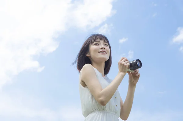 Giovane Donna Asiatica Abito Con Macchina Fotografica Nel Parco Estivo — Foto Stock