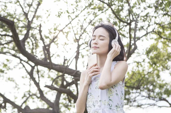 Jovem Mulher Asiática Fones Ouvido Verão Parque — Fotografia de Stock