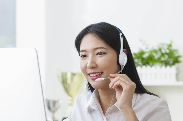 Asiática Mulher Negócios Call Center Operador Escritório — Fotografia de Stock