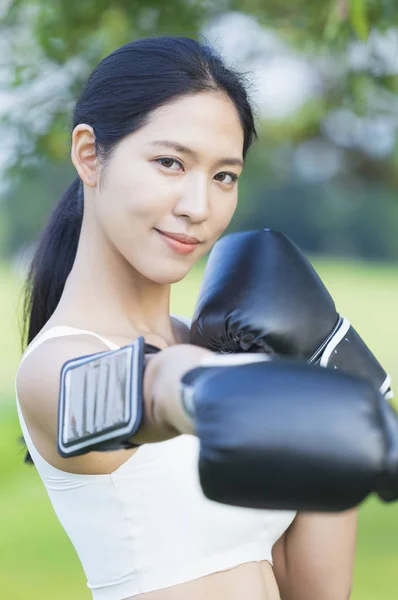 Beautiful Young Asian Woman Boxing Park — Stock Photo, Image