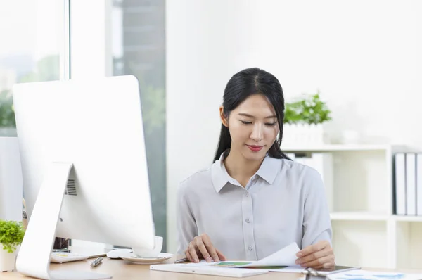 Asiatique Entreprise Femme Travail Dans Bureau — Photo