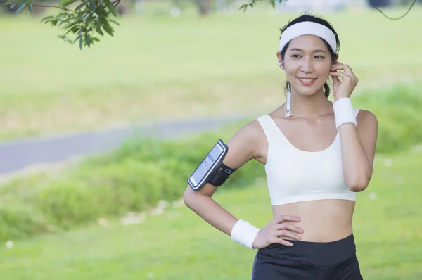 Güzel Genç Asyalı Kadın Parkta Kulaklık Spor Yapıyor — Stok fotoğraf