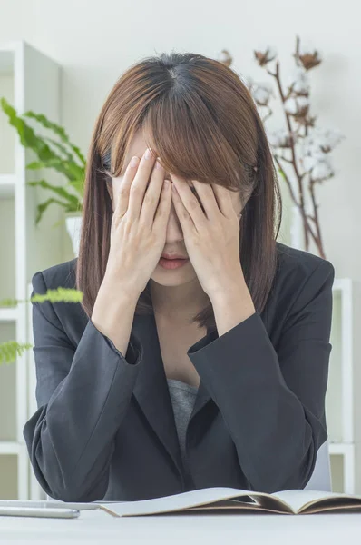 Asiática Mujer Negocios Sentir Estrés Trabajo —  Fotos de Stock