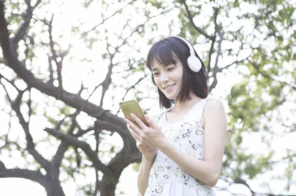 Jovem Mulher Asiática Fones Ouvido Verão Parque — Fotografia de Stock