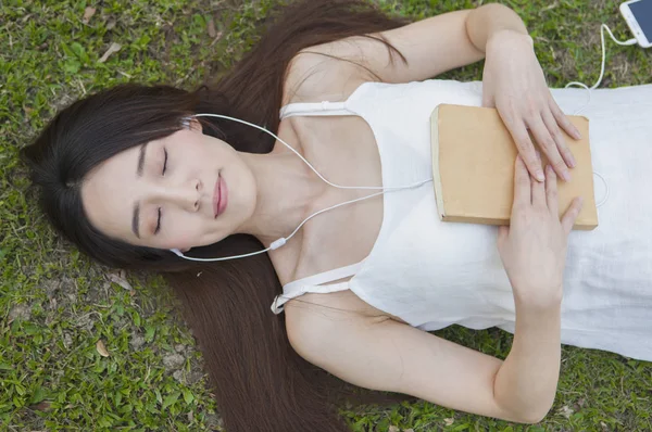 Krásná Asijská Žena Telefonem Knihou Letním Parku — Stock fotografie