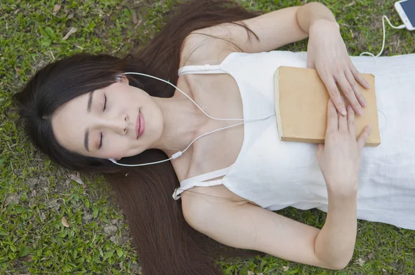 Beautiful Asian Woman Phone Book Summer Park — Stock Photo, Image