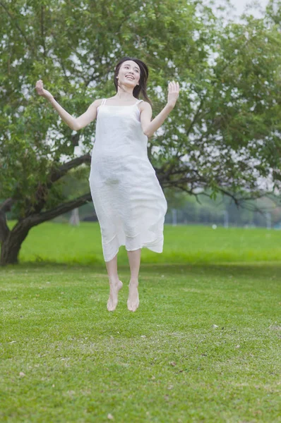 Bela Ásia Mulher Jumping Verão Parque — Fotografia de Stock
