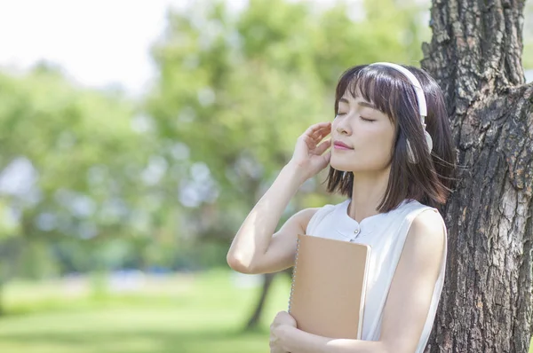 Jovem Mulher Asiática Fones Ouvido Verão Parque — Fotografia de Stock