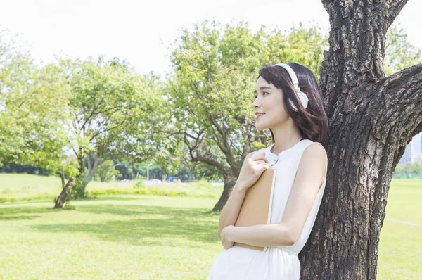 Joven Asiático Mujer Auriculares Verano Parque — Foto de Stock