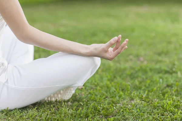 Yoga Livre Parque Mulher Senta Posição Lótus Zen Gesto Conceito — Fotografia de Stock